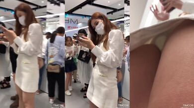 跟随偷窥漂跟闺蜜逛街的亮小姐姐 小骚丁卡着大屁屁好紧 闺蜜一起抄了